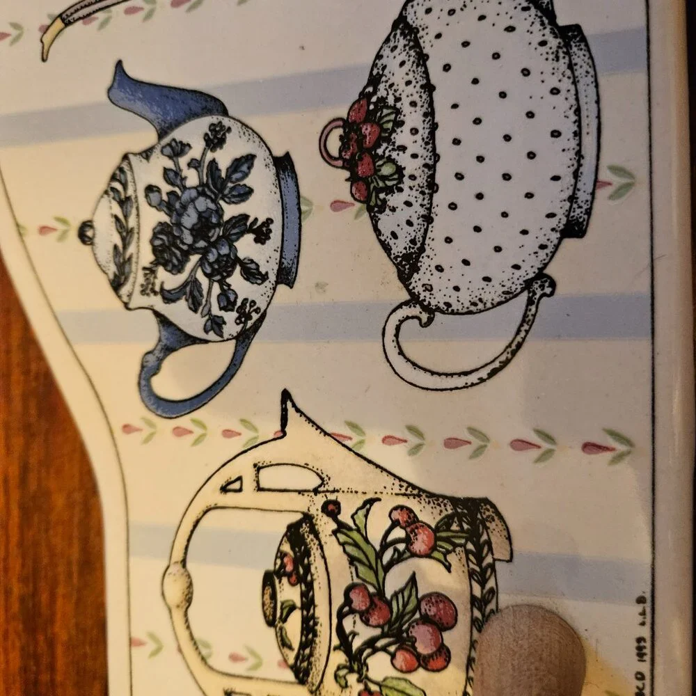 VINTAGE CERAMIC TILE WALL HANGING FEATURING TEAPOT DESIGN SBCD 1990S